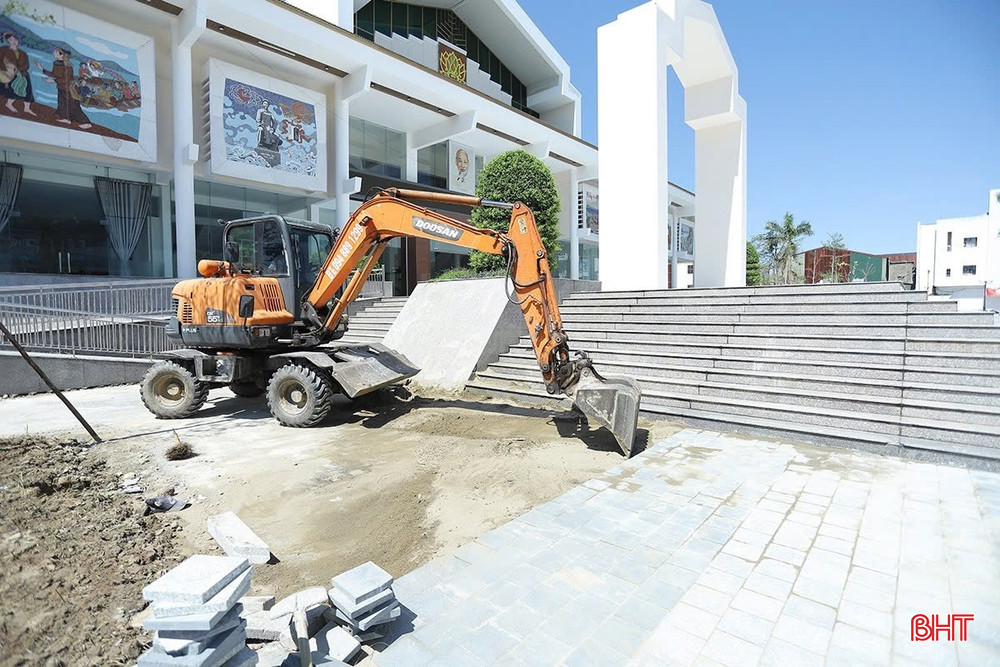 Nhà thầu, đơn vị thi công huy động tối đa nhân lực, máy móc, thi công “3 ca, 4 kíp” để hoàn thành các hạng mục. bqbht_br_cf66a749-40c9-4466-8ff6-a0f159d06ed9.jpg