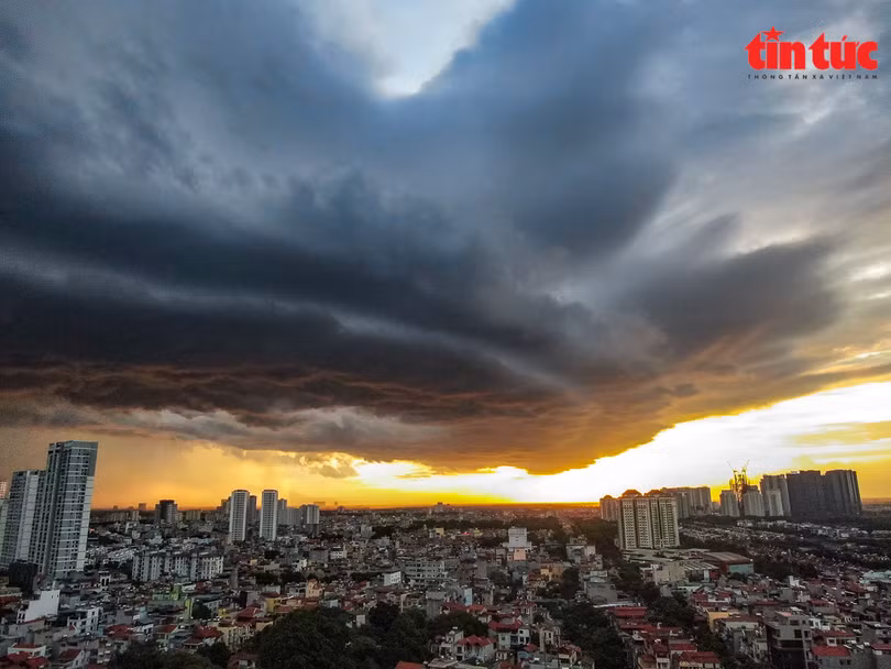 Ấn tượng với mây trời cuồn cuộn trước cơn giông lớn ở Hà Nội