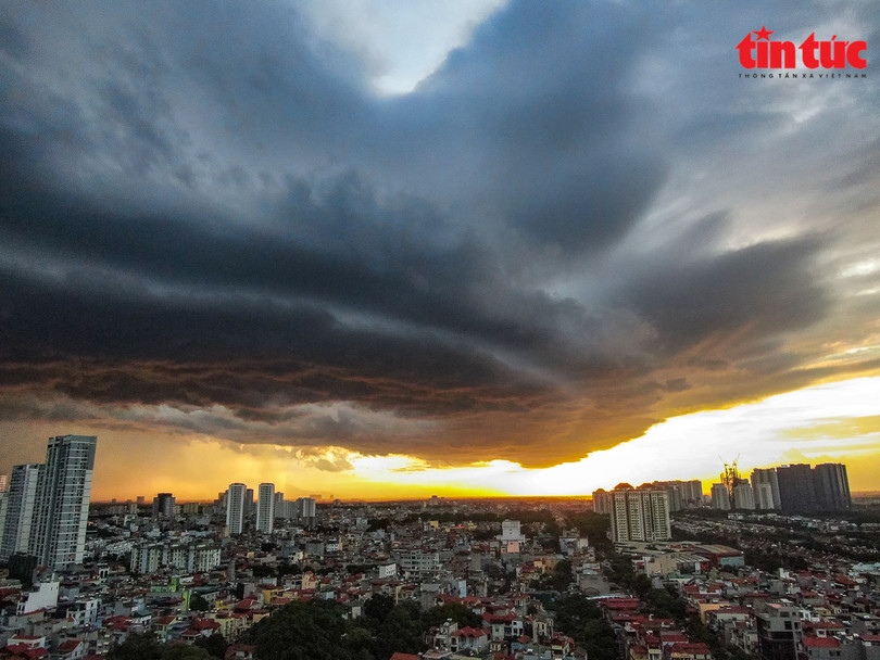 Ấn tượng với mây trời cuồn cuộn trước cơn giông lớn ở Hà Nội