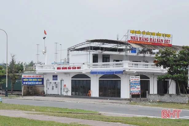 Phố biển Lộc Hà vắng vẻ trong chiều đầu tiên mở cửa trở lại