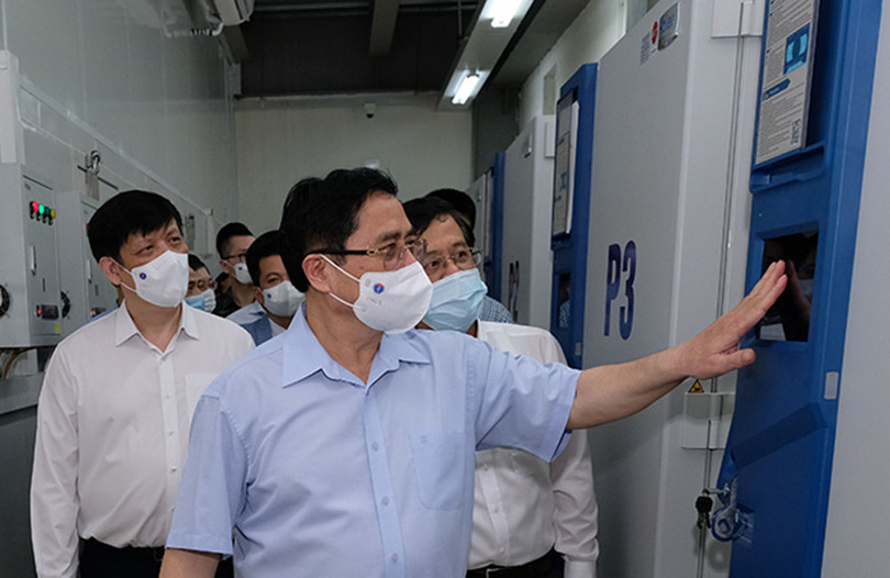Thủ tướng: Chậm nhất tháng 6/2022 phải có vắc xin COVID-19 sản xuất trong nước