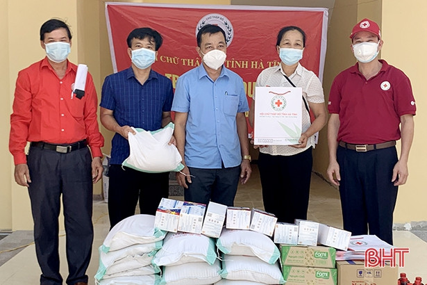 Hội Chữ thập đỏ Việt Nam trao 500 suất quà hỗ trợ người dân vùng dịch Hà Tĩnh
