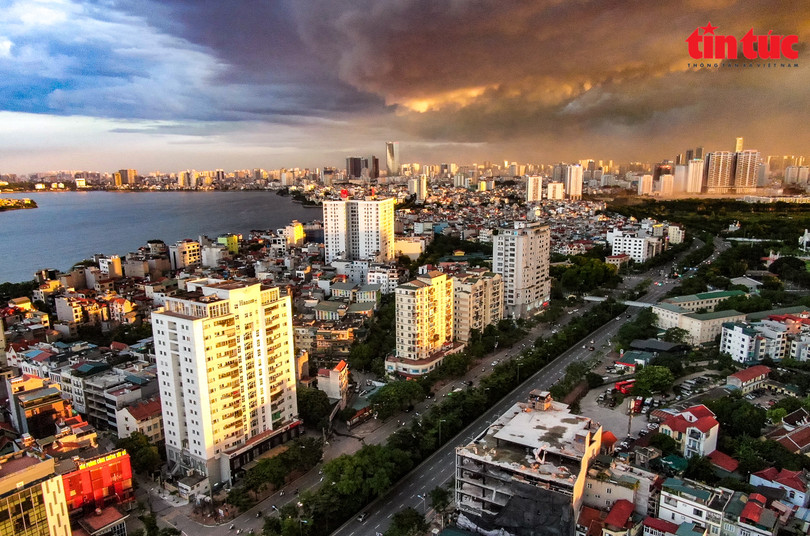 Ấn tượng với mây trời cuồn cuộn trước cơn giông lớn ở Hà Nội