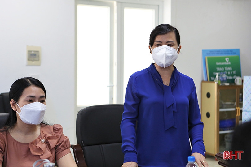 Trao quà, động viên các lực lượng tham gia chống dịch Covid-19