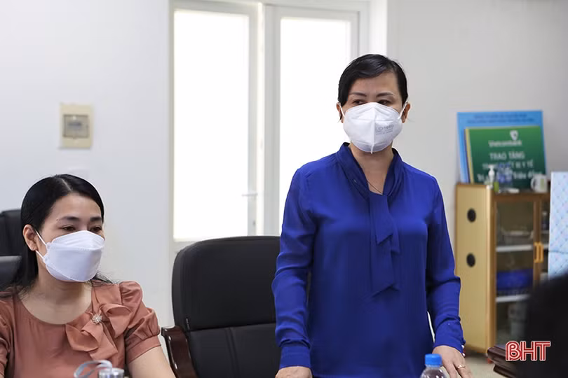 Trao quà, động viên các lực lượng tham gia chống dịch Covid-19