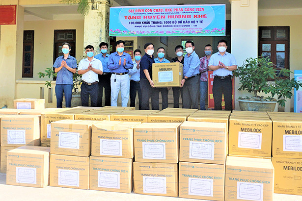 Hà Tĩnh: Một gia đình ủng hộ khẩu trang, đồ bảo hộ y tế trị giá 250 triệu đồng 