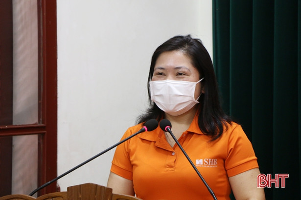 Ngân hàng SHB tặng 500 bộ test nhanh giúp TP Hà Tĩnh phòng, chống dịch