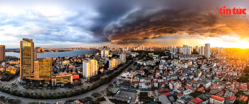 Ấn tượng với mây trời cuồn cuộn trước cơn giông lớn ở Hà Nội