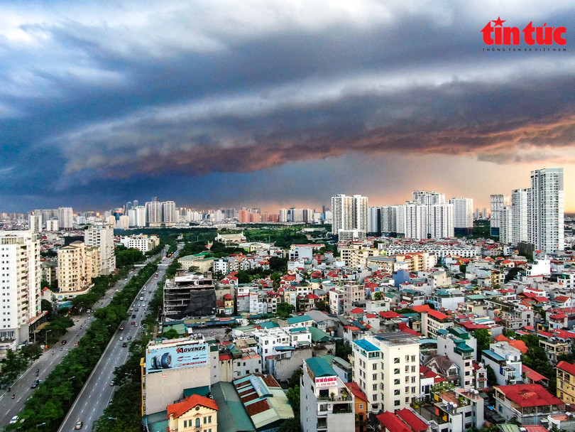 Ấn tượng với mây trời cuồn cuộn trước cơn giông lớn ở Hà Nội