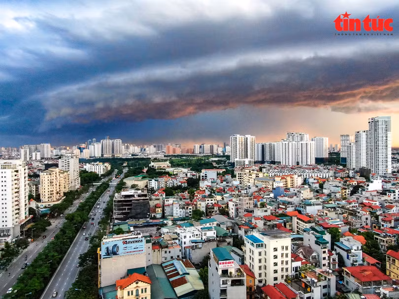 Ấn tượng với mây trời cuồn cuộn trước cơn giông lớn ở Hà Nội
