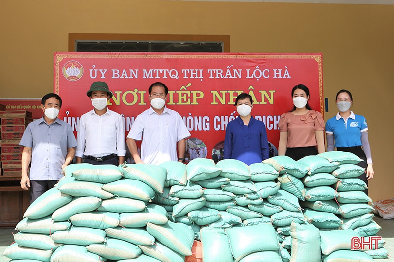 Trao quà, động viên các lực lượng tham gia chống dịch Covid-19