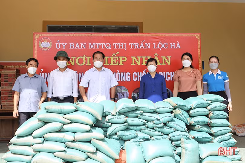 Trao quà, động viên các lực lượng tham gia chống dịch Covid-19