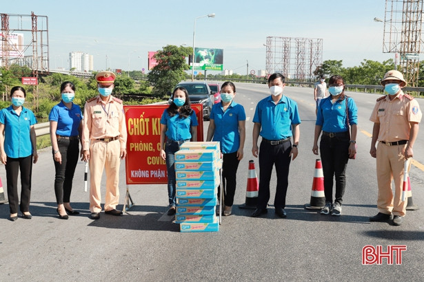 Trao hỗ trợ các lực lượng phòng, chống dịch Covid-19 ở Nghi Xuân
