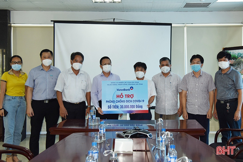 Trao tặng 150 triệu đồng hỗ trợ công tác phòng, chống dịch bệnh Covid-19