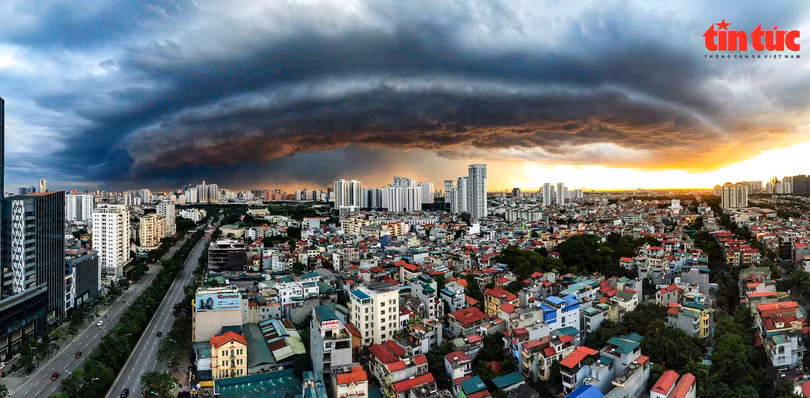 Ấn tượng với mây trời cuồn cuộn trước cơn giông lớn ở Hà Nội