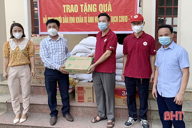 Hội Chữ thập đỏ Việt Nam trao 500 suất quà hỗ trợ người dân vùng dịch Hà Tĩnh
