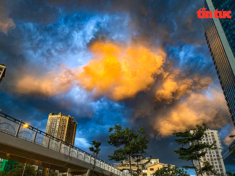 Ấn tượng với mây trời cuồn cuộn trước cơn giông lớn ở Hà Nội