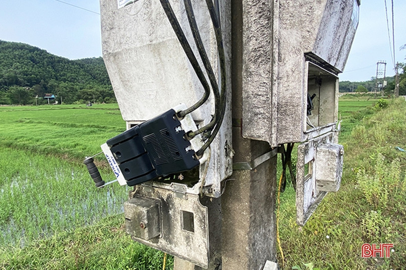Cột điện đổ nghiêng bên đường ở xã miền núi huyện Đức Thọ