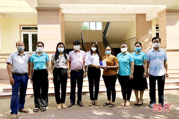 Hơn 52 triệu đồng hỗ trợ em học sinh mồ côi ở TP Hà Tĩnh chữa bệnh