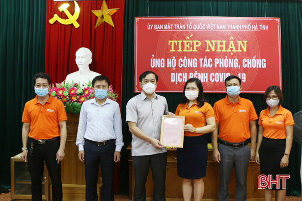 Ngân hàng SHB tặng 500 bộ test nhanh giúp TP Hà Tĩnh phòng, chống dịch