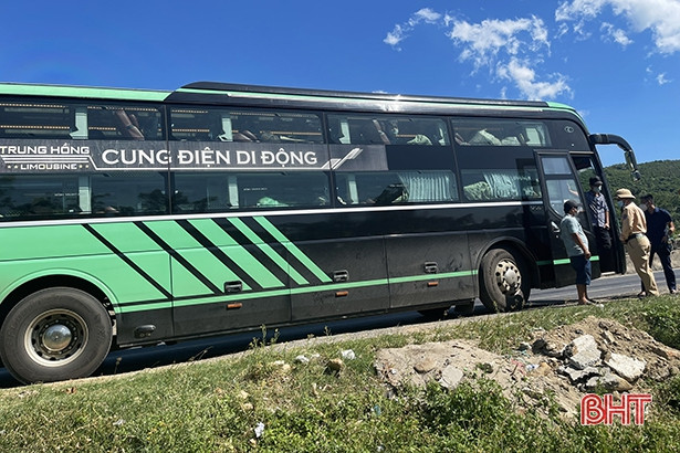 Phát hiện xe khách chở 11 hành khách đi từ vùng dịch về Hà Tĩnh