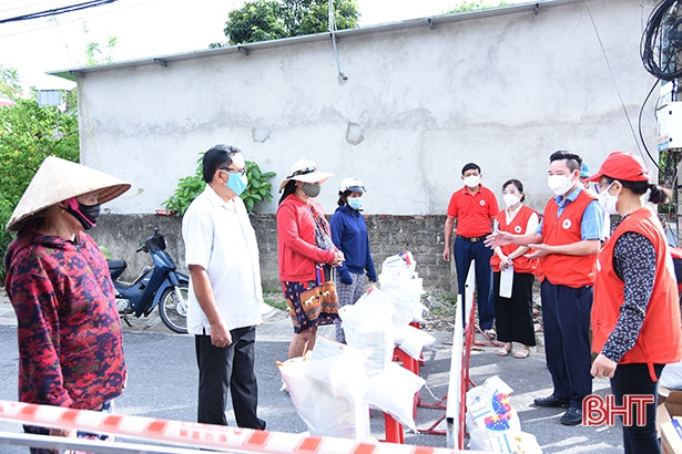 Hội Chữ thập đỏ Việt Nam trao 500 suất quà hỗ trợ người dân vùng dịch Hà Tĩnh