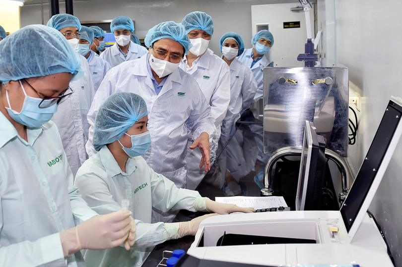 Thủ tướng: Chậm nhất tháng 6/2022 phải có vắc xin COVID-19 sản xuất trong nước