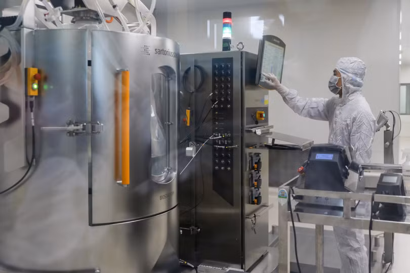 Thủ tướng: Phải tăng tốc sản xuất vaccine Covid-19 trong nước