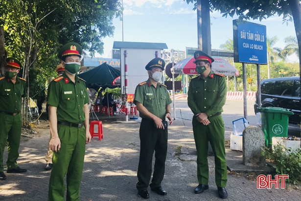 Công an TP Hà Tĩnh trao tặng nhu yếu phẩm cho lực lượng tuyến đầu chống dịch Covid-19 ở Nghệ An