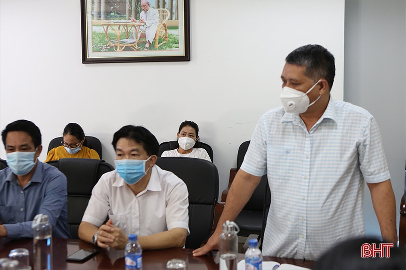 Trao quà, động viên các lực lượng tham gia chống dịch Covid-19