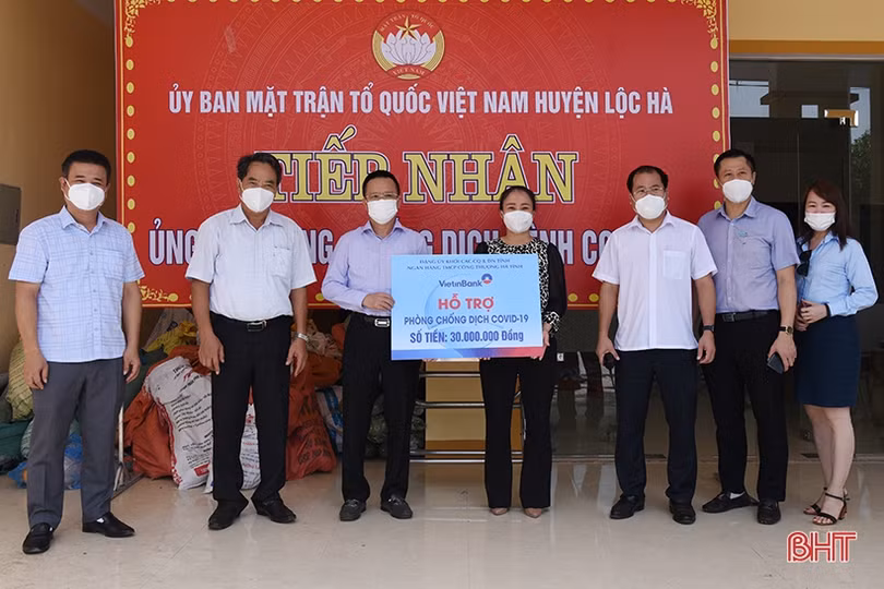 Trao tặng 150 triệu đồng hỗ trợ công tác phòng, chống dịch bệnh Covid-19