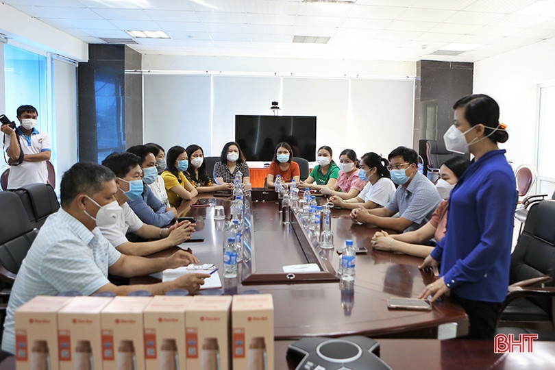 Trao quà, động viên các lực lượng tham gia chống dịch Covid-19