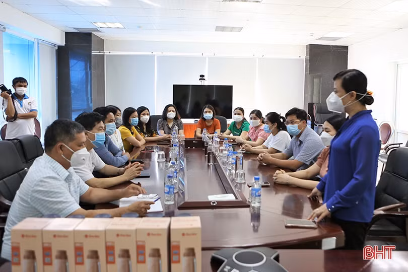 Trao quà, động viên các lực lượng tham gia chống dịch Covid-19