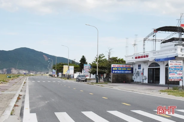 Phố biển Lộc Hà vắng vẻ trong chiều đầu tiên mở cửa trở lại