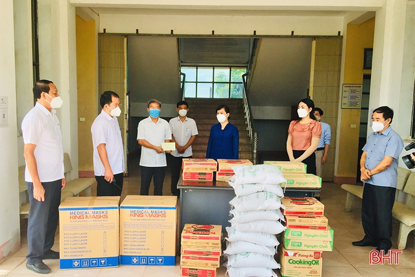 Trao quà, động viên các lực lượng tham gia chống dịch Covid-19