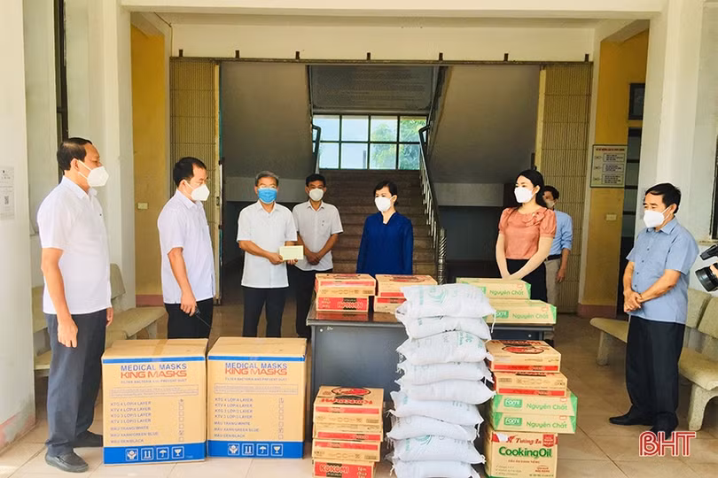 Trao quà, động viên các lực lượng tham gia chống dịch Covid-19