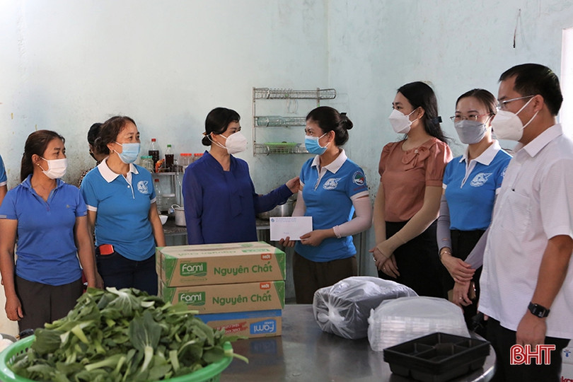 Trao quà, động viên các lực lượng tham gia chống dịch Covid-19