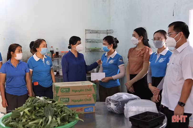 Trao quà, động viên các lực lượng tham gia chống dịch Covid-19