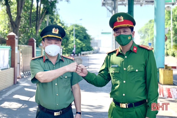 Công an TP Hà Tĩnh trao tặng nhu yếu phẩm cho lực lượng tuyến đầu chống dịch Covid-19 ở Nghệ An