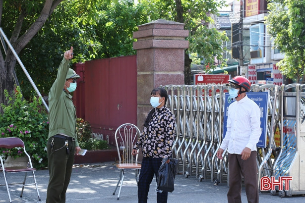 BVĐK Hà Tĩnh siết chặt phòng dịch khi mở lại một phần hoạt động khám, chữa bệnh ngoại trú
