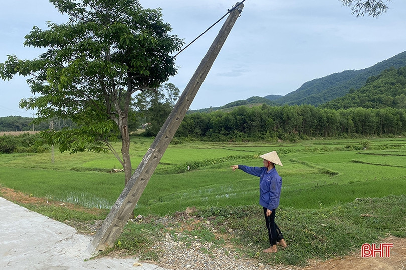 Cột điện đổ nghiêng bên đường ở xã miền núi huyện Đức Thọ