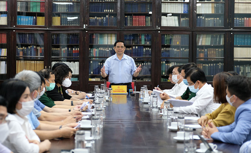 Thủ tướng: Chậm nhất tháng 6/2022 phải có vắc xin COVID-19 sản xuất trong nước