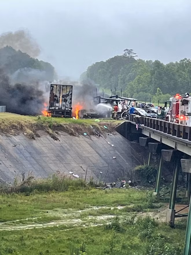 Tai nạn kinh hoàng trên cao tốc Mỹ: 18 ô tô đâm liên hoàn, 10 người chết