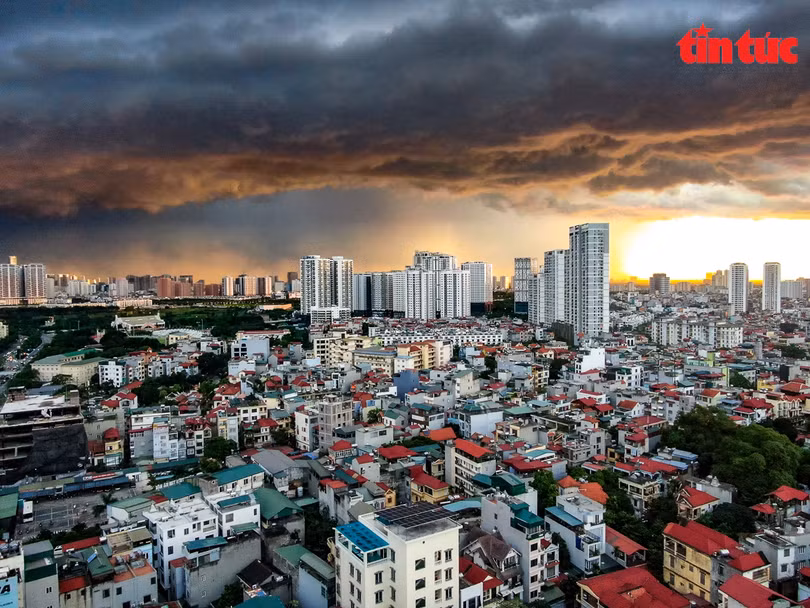 Ấn tượng với mây trời cuồn cuộn trước cơn giông lớn ở Hà Nội