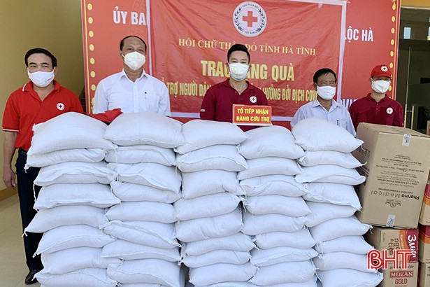 Hội Chữ thập đỏ Việt Nam trao 500 suất quà hỗ trợ người dân vùng dịch Hà Tĩnh