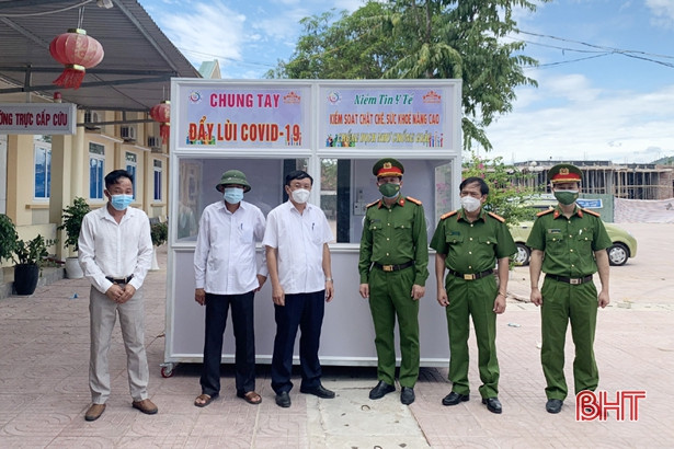 Công an TP Hà Tĩnh trao tặng nhu yếu phẩm cho lực lượng tuyến đầu chống dịch Covid-19 ở Nghệ An