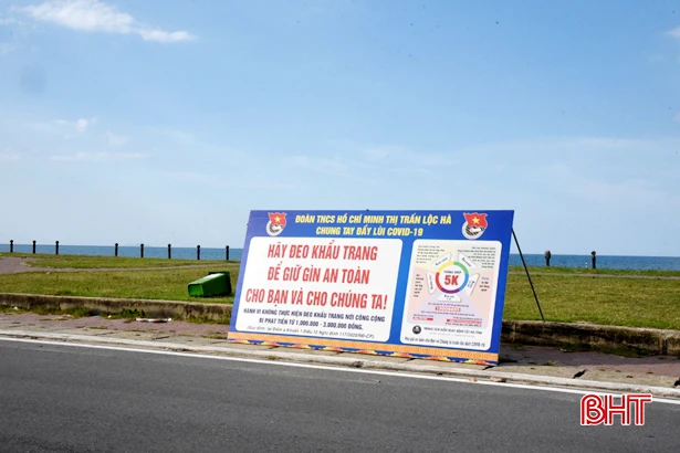 Phố biển Lộc Hà vắng vẻ trong chiều đầu tiên mở cửa trở lại