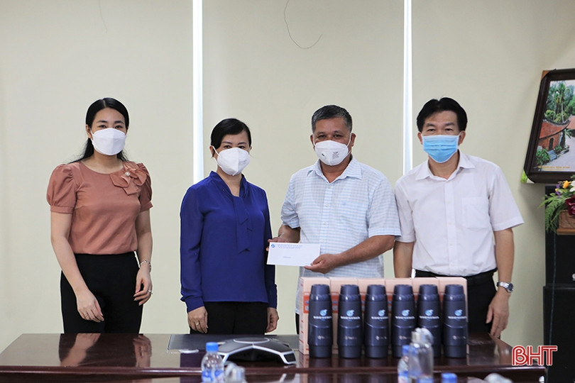 Trao quà, động viên các lực lượng tham gia chống dịch Covid-19