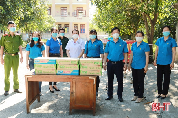 Trao hỗ trợ các lực lượng phòng, chống dịch Covid-19 ở Nghi Xuân