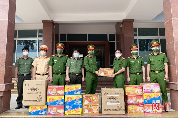 Công an TP Hà Tĩnh trao tặng nhu yếu phẩm cho lực lượng tuyến đầu chống dịch Covid-19 ở Nghệ An